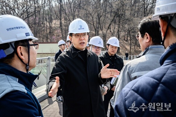 현근택 수원시 제2부시장이 대유평지구 화산지하차도 연장공사 현장을 점검하고 있다. (사진=수원시)