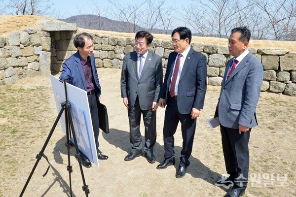 박용철 강화군수(오른쪽 두번째)와 윤원석 인천경제자유구역청장(왼쪽 두번째)이 강화 경제자유구역 대상지를 찾아 관계자의 설명을 경청하고 있다. (사진=강화군)