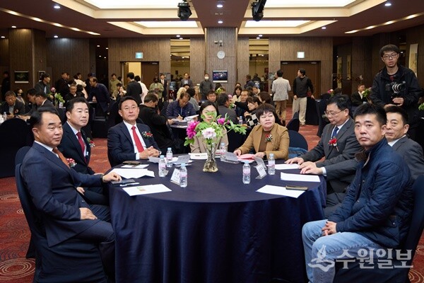 여주시 '세계모란대회 한국포럼'에서 이충우 여주시장(왼쪽 세번째)을 비롯, 박두형 여주시의회 의장(왼쪽 두번째), 이후정 여주시 산림조합장(왼쪽 첫번째) 등이 함께 하고 있다. (사진=여주시) 