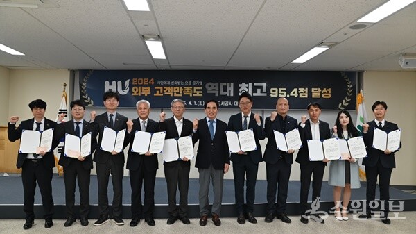한병홍 화성도시공사 사장(가운데)이 행정안전부 주관 '외부고객만족도' 역대 최고점 달성에 기여한 우수부서 시상식을 가지면서 관계자들과 함께 기념촬영을 하고 있다. (사진=화성도시공사)