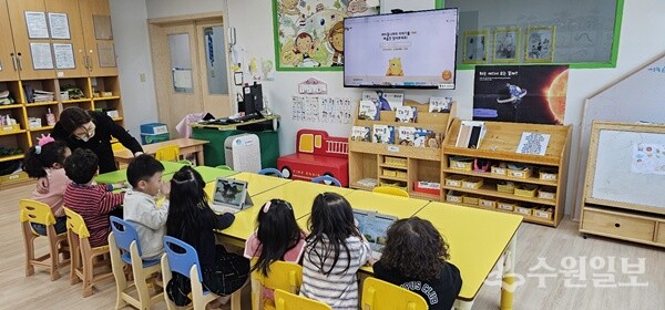 이천시는 전국 지자체 최초 관내 어린이집에 재원 중인 5세 유아를 대상으로 한 인공지능(AI) 기반 맞춤형 디지털 학습콘텐츠 지원사업인 ‘에이아이(AI) 반디 톡톡 책장’을 본격 추진한다. (사진=이천시) 