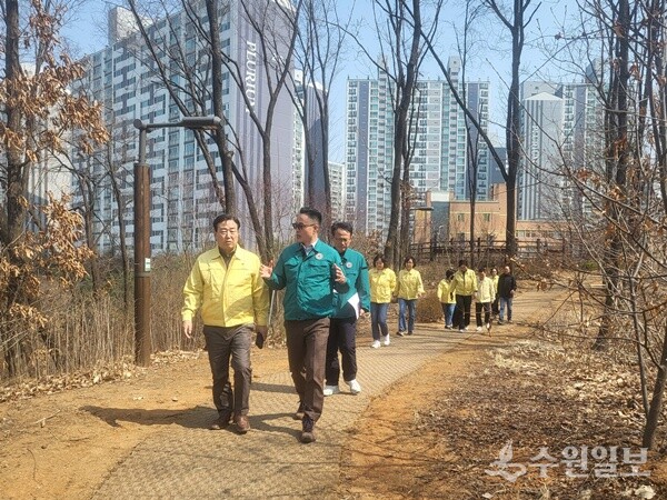 이기복 남양주시 다산행정복지센터장(오른쪽)이 산불 예방 홍보 및 예찰 활동을 벌이고 있다 (사진=남양주시 다산행정복지센터)