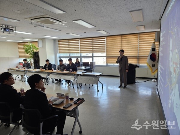 수원도시공사 관계자가 탑동이노베이션밸리 사업을 설명하고 있다. (사진=수원시)