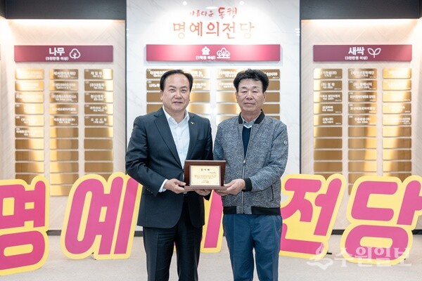 김이환 미래환경자원개발(주) 대표(오른쪽)가 이권재 오산시장에게 지역 내 저소득층을 위한 성금 5000만원을 기탁한 뒤 기념촬영을 하고 있다. (사진=오산시)