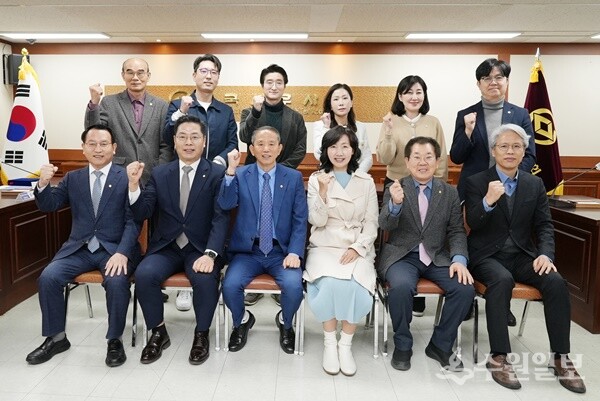 구재이 한국세무사회 회장(앞줄 왼쪽 두번째)이 한국세무사석박사회와 정례간담회를 가진 뒤 기념촬영을 하고 있다. (사진=한국세무사회)