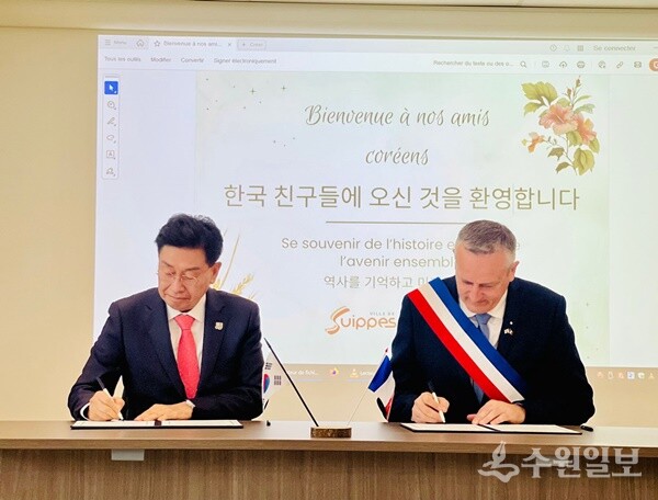 전진선 양평군수(왼쪽)와 프랑스 쉬이프 시장이 우호교류 협약을 체결하고 있다. (사진=양평군)