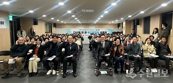 ‘복지사업 설명회’에서 이기복 남양주시 다산행정복지센터장(앞줄 오른쪽 5번째)을 비롯, 지역 복지활동가들이 함께 하고 있다. (사진=남양주시 다산행정복지센터)