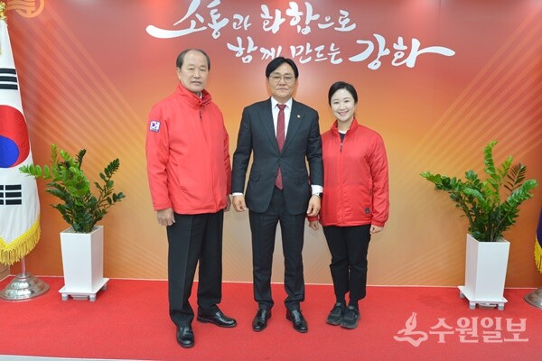 박용철 강화군수(가운데)가 윤재상 당선자(왼쪽)와 허유리 당선자와 기념촬영을 하고 있다. (사진=강화군)