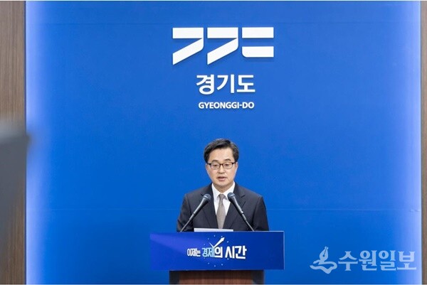 4일 오전 경기도청 브리핑룸에서 김동연 경기도지사가 윤석열 대통령 탄핵심판 선고 관련 입장발표를 하고 있다. (사진=경기도)