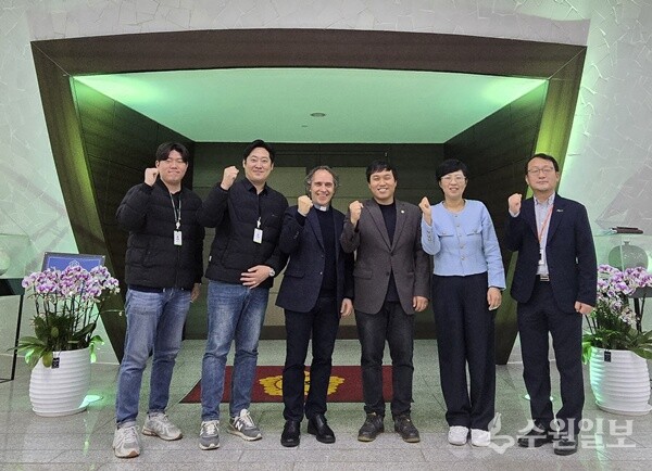 노영준 광주시의원(오른쪽 3번째)이 김하종 안나의집 대표(왼쪽 3번째)와 위기청소년 보호를 위한 쉼터 운영 활성화 방안을 논의한 뒤 관계자들과 함께 기념촬영을 하고 있다. (사진=광주시의회)