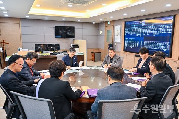 마순흥 양평군 부군수(정면)가 민생 안정 및 공직 기강 확립을 위한 긴급회의를 주재하고 있다. (사진=양평군)