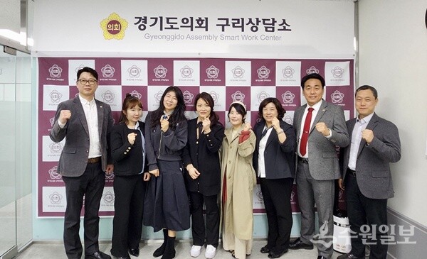 김용현 구리시의원(왼쪽 첫번째)과 서울삼육중·고등학교 학부모회 등 관계자들과 함께 간담회를 개최한 뒤 기념촬영을 하고 있다. (사진=구리시의회)