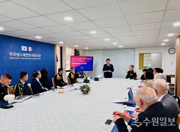 전진선 양평군수(정면)가  주프랑스 한국대사관에서 문승현 대사 및 파트릭 보두앙 프랑스 참전협회 관계자들과 면담을 가진 뒤 양평군이 추진 중인 ‘지평리 국제평화공원’ 조성 프로젝트에 대해 설명을 하고 있다. (사진=양평군)