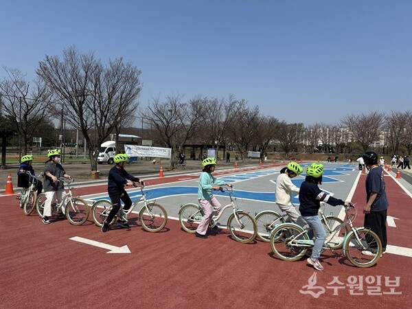 만석공원 자전거연습장에서 어린이들에게 ‘자전거 안전교육’을 하고 있다. (사진=수원시)