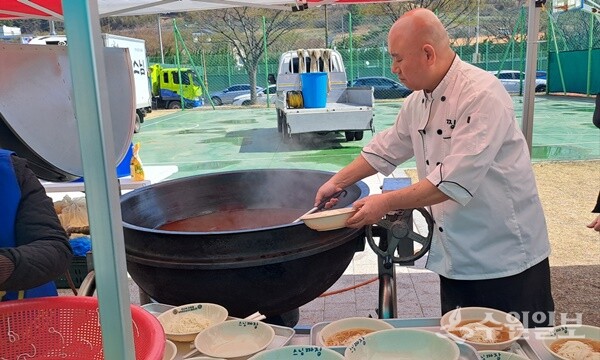 경북 영덕군에서 산불 피해 주민들을 위해 음식봉사를 하고 있는 운천스님. (사진=운천스님)