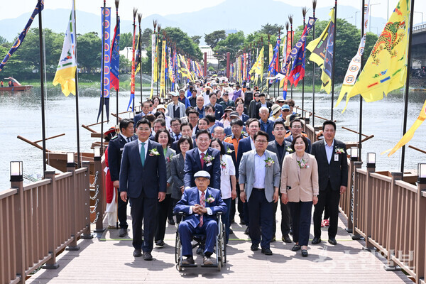 지난해 5월 17일 열린 세미원 배다리 개통식에서 전진선 군수 등 지역 내빈들이 다리를 건너고 있다. (사진=양평군)