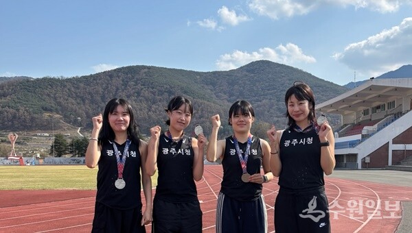 '2025 김해 KTFL 전국 실업 육상경기대회'에서 3200m 릴레이 2위 입상을 차지한 광주시청 육상팀 이다겸·신미란·송민선·김리경 선수가 기념촬영을 하고 있다. (사진=광주시) 