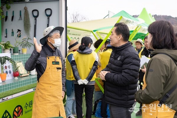 이재준 수원시장이 지난 2일 수원시 팔달구 서호꽃뫼공원에서 시범 운영한 ‘찾아가는 새빛 정원상담실’을 둘러보고 있다.(사진=수원시)
