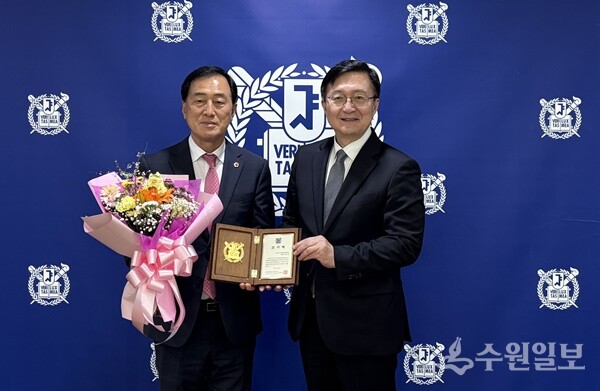 이제영 경기도의회 미래과학협력위원회 위원장(왼쪽)이 7일 차세대융합기술원 이사장인 서울대학교 유홍림 총장으로부터 감사패를 받은 뒤 기념촬영을 하고 있다. (사진=경기도의회)