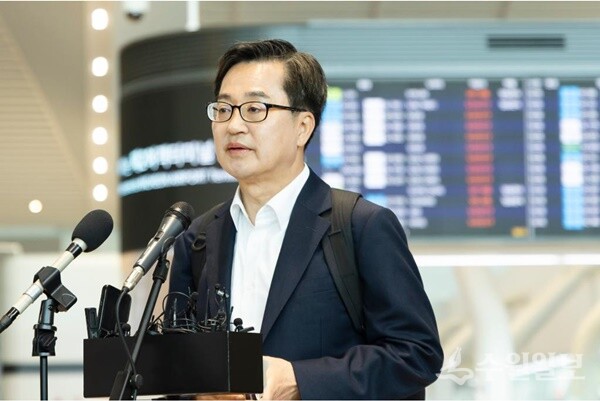 9일 오전 김동연 경기도지사가 인천국제공항에서 미국 미시간주 출국 언론 브리핑을 하고 있다. (사진=경기도)