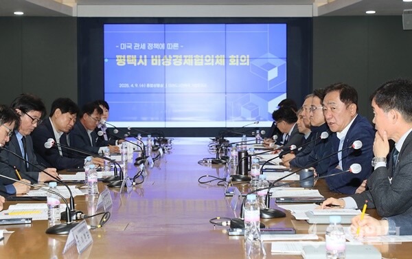 정장선 평택시장(오른쪽 두번째)이 미국 관세 정책에 따른 대응 방안 논의를 위한 7개 관계기관과의 비상경제협의체 회의를 주재하고 있다. (사진=평택시)