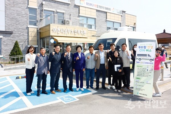 김경희 이천시장(왼쪽 5번째)이 관내 율면 남부노인복지관을 방문한 뒤  현장 직원, 어르신들과 함께 기념촬영을 하고 있다. (사진=이천시) 