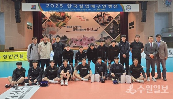 9일 강원도 홍천에서 열린 '2025 한국실업배구연맹전 홍천대회'에서 7년 연속 우승한 화성특례시청 직장운동경기부 배구부가 기념촬영을 하고 있다. (사진=화성시)