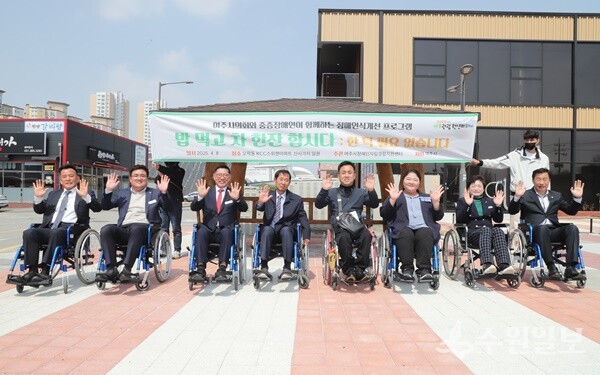 경규명 여주시의원(왼쪽 3번째)이 제45회 장애인의 날을 맞아 ‘밥 먹고 차 한 잔 합시다’ 장애체험 캠페인에 참석, 기념촬영을 하고 있다. (사진=여주시의회)