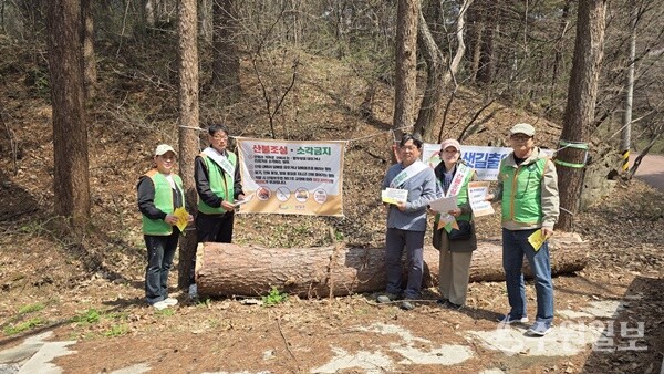 용석만 호평평내행정복지센터장(오른쪽 3번째)이 자율방재단원과 함께 천마산 등산로 일대에서 산불예방 캠페인을 벌이고 있다. (사진=호평평내행정복지센터)
