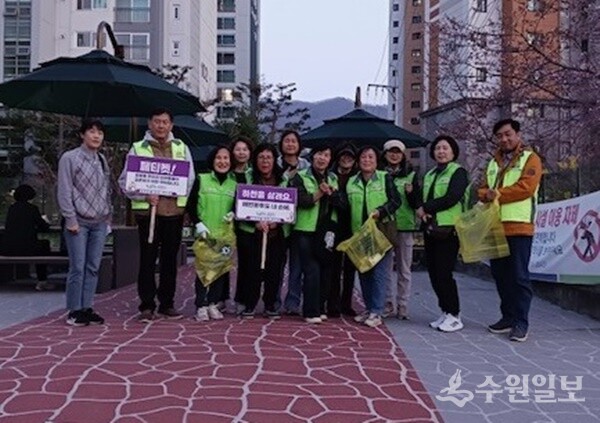호평봉사단이 호만천 일대에서 환경정화 활동 및 애완견 에티켓 캠페인을 벌인 뒤 기념촬영을 하고 있다. (사진=호평평내행정복지센터)