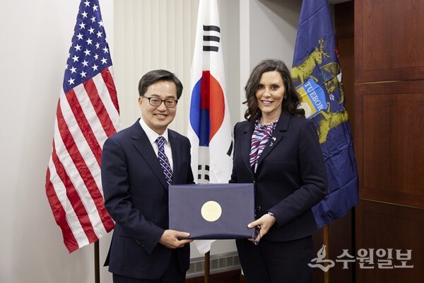 김동연 경기도지사가 미국 미시간주 현지시각 10일 오후 랜싱 주청사에서 미시간 주지사와 면담 후 기념촬영을 하고 있다. (사진=경기도)