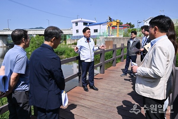 전진선 양평군수(왼쪽 세번째)가 지난해 5월 양근천 로드체킹을 하면서 관계자들과 양근천 청계천화 사업방안을 논의하고 있다. (사진=양평군)