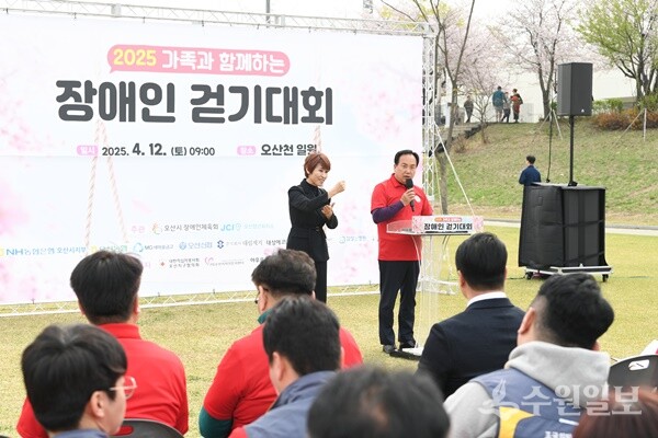 이권재 오산시장이 12일 ‘2025년 가족과 함께하는 장애인 걷기대회’에서 인사말을 하고 있다. (사진=오산시)
