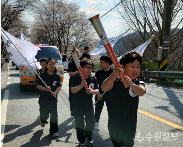 가평군 청평면이 '제15회 경기도장애인체육대회’와 ‘제71회 경기도체육대회’의 성공 개최를 기원하는 성화봉송식을 갖고 있다.(사진=가평군)