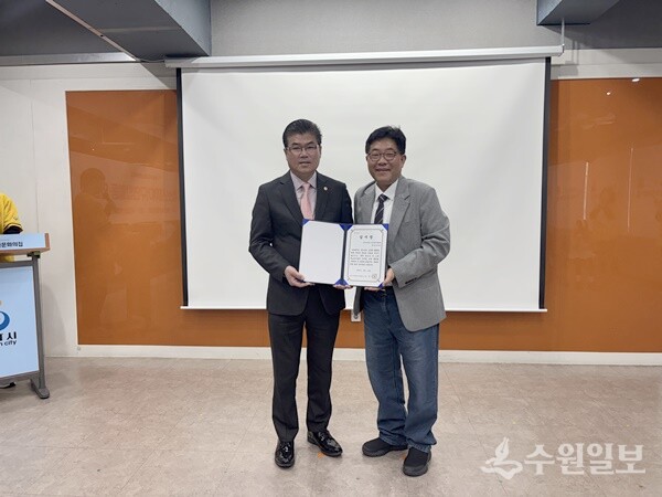 윤태길 경기도의회 의원(왼쪽)이 ‘2025 청소년참여기구연합활동 인준식’에서 감사장을받은 뒤 기념촬영을 하고 있다. (사진=윤태길 도의원 사무실)