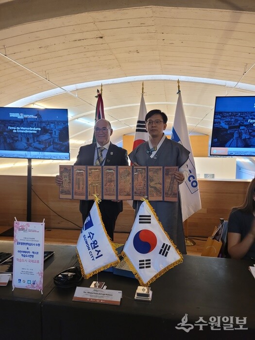 현근택 제2부시장(오른쪽)과 엔리케 갈린도 세바요스 산 루이스 포토시 시장이 협약식 후 기념촬영을 하고 있다. (사진=수원시)