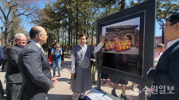 현근택 제2부시장이 ‘한국을 바라본 시선’ 사진전에서 수원화성문화제와 장안문을 소개하고 있다. (사진=수원시)