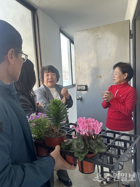 김병선 여주시 오학동 지역사회보장협의체 공동위원장(정면)이 '오학, 반려식물과 행복을 잇다' 사업을 설명하고 있다. (사진=여주시)
