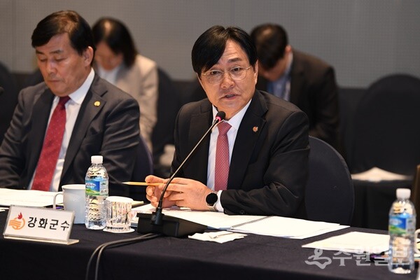 박용철 강화군수가 14일 인천지역 군수·구청장협의회에서 국립고려박물관에 대해 설명하고 있다. (사진=강화군)