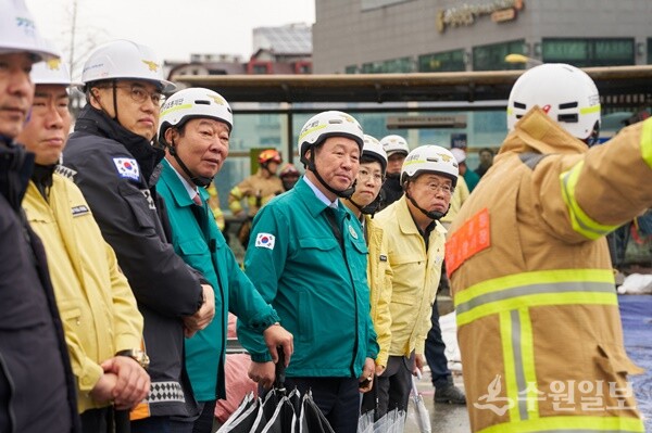 경기도의회 안전행정위원회 소속 의원들이 광명시 일직동 신안산선 전철 공사장 붕괴 사고 현장에서 이종충 광명소방서장으로부터 사고경위 등에 대해 보고를 받고 있다. (사진=경기도의회)