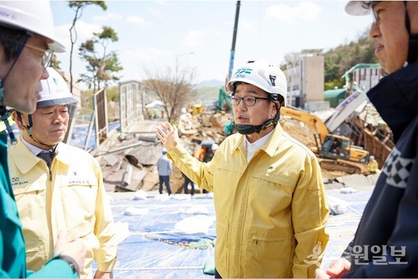 15일 오후 김동연 경기도지사가 광명 신안산선 붕괴 사고 현장을 찾아 후속점검을 하고 있다. (사진=경기도)