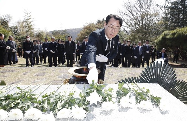 15일 열린 4.15 추모제에서 정명근 화성시장이 제암리 순국묘역에 헌화하고 있다. (사진=화성시)