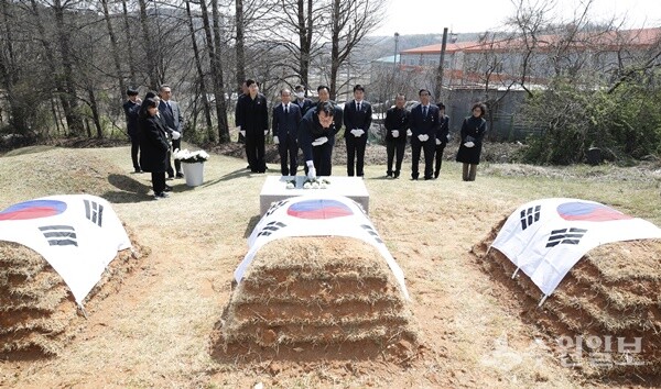 15일 열린 4.15 추모제에 참석한 정명근 화성특례시장 등 주요 내빈이 고주리 순국묘역에 헌화하고 참배하고 있다. (사진=화성시)