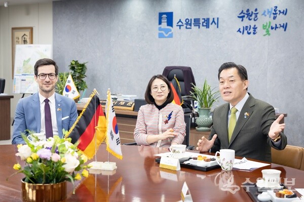 이재준 시장과 마르틴 호른 시장이 환담하고 있다. (사진=수원시)