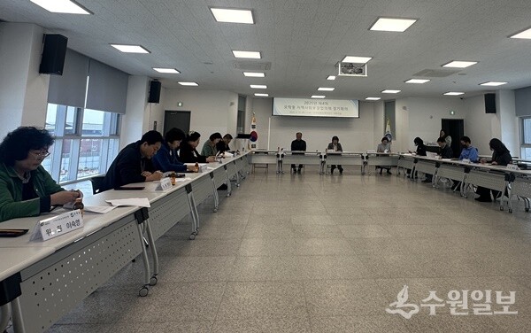 김병선 여주시 오학동지역사회보장협의체 공동위원장(정면 오른쪽)이 협의체 위원 19명이 참석한 가운데 '2025년 제4차 정기회의'를 갖고 있다. (사진=오학동지역사회보장협의체)
