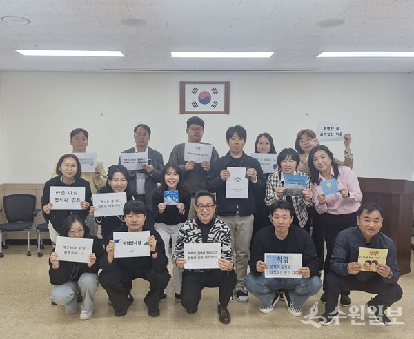 이기복 남양주시 다산행정복지센터장(가운데)이 직원들과 함께 ‘나만의 청렴 좌우명’을 만들고 이를 다짐하는 뜻깊은 시간을 가진뒤 기념촬영을 하고 있다. (사진=다산행정복지센터)