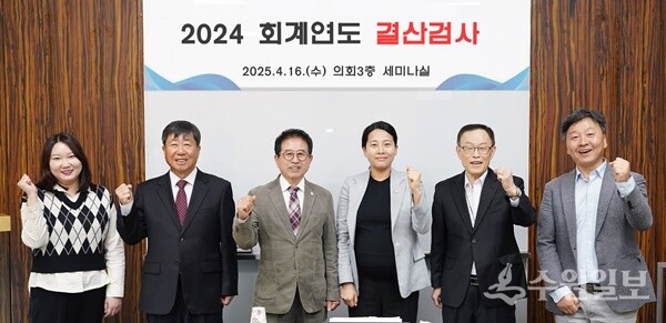 허경행 광주시의회 의장(왼쪽 3번째)이 ‘2024회계연도 결산검사장’을 방문, 결산검사 위원들과 기념촬영을 하고 있다. (사진=광주시의회)