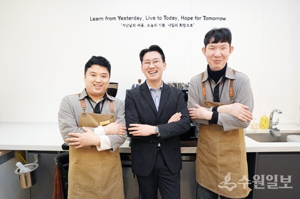 YTT 카페를 찾은 성진규 ㈜비비테크 대표이사(가운데)가 박오성(왼쪽)씨, 노현래씨와 활짝 웃고 있다. (사진=수원시)