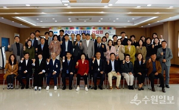 김경희 이천시장(앞줄 가운데)을 비롯, 정철화 지속협 상임회장(앞줄 오른쪽 5번째),홍광표 (사)임금임표이천브랜드관리본부장(앞줄 왼쪽 두번째) 등이 '2025년 정기간담회'를 가진 뒤 기념촬영을 하고 있다. (사진=이천시)