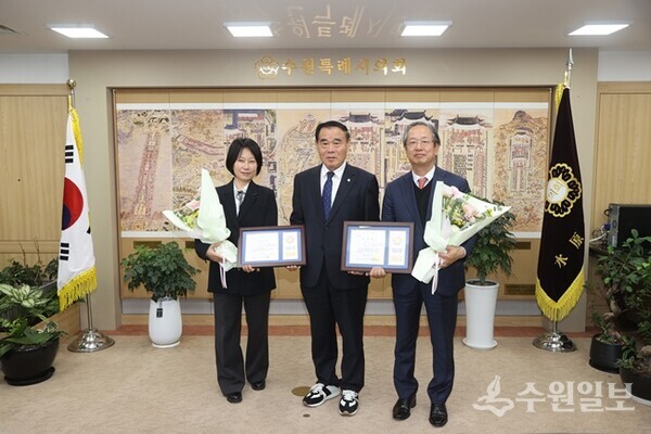이재식의장(가운데)이 법률고문으로 위촉된 김태순 차명심변호사와 가념촬영하고 있다.(사진=수원시의회)